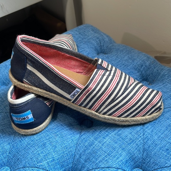 TOMS! Almost new! - Picture 2 of 4